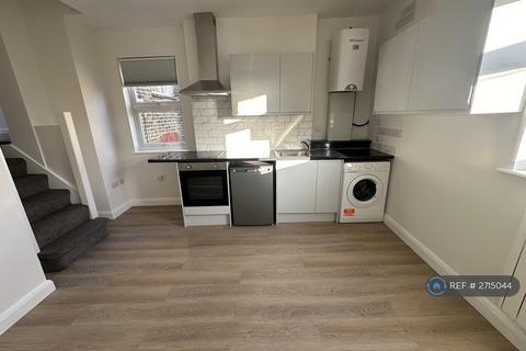 Studio to rent, High Street, London, N8