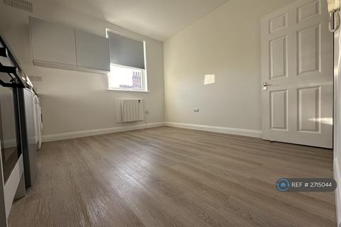 Studio to rent, High Street, London, N8