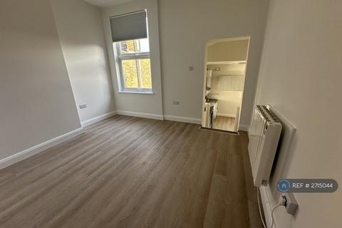 Studio to rent, High Street, London, N8