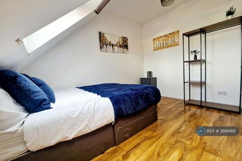 1 bedroom in a house share to rent, Charnley Mews, Whitefield, Manchester, M45