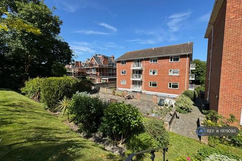 2 bedroom flat to rent, Leahurst, Eastbourne, BN20