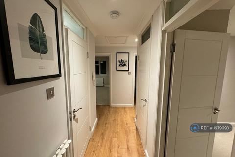 2 bedroom flat to rent, Leahurst, Eastbourne, BN20