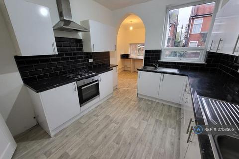 3 bedroom semi-detached house to rent, Wilton Avenue, Prestwich, Manchester, M25