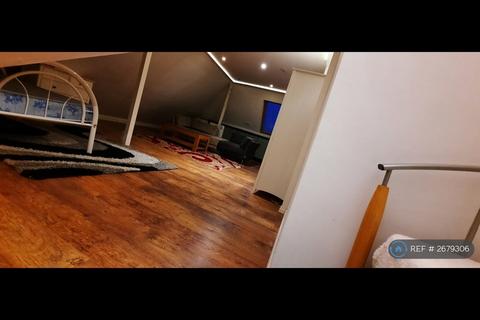 Studio to rent, The Ridgeway, London, NW9
