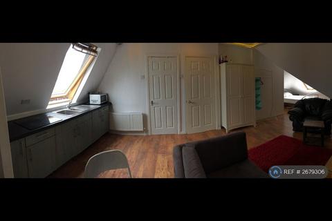 Studio to rent, The Ridgeway, London, NW9