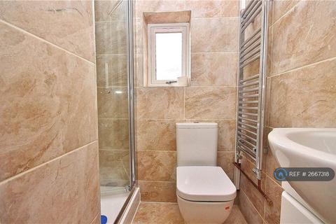 1 bedroom in a house share to rent, Albain Crescent, Ashford, TW15