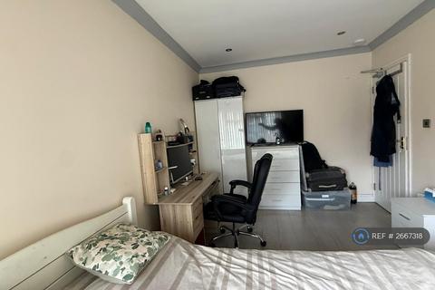 1 bedroom in a house share to rent, Albain Crescent, Ashford, TW15