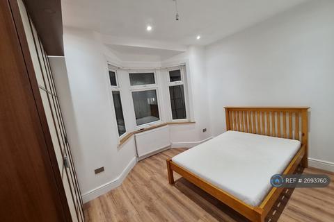 1 bedroom in a house share to rent, Langham Road, London, N15