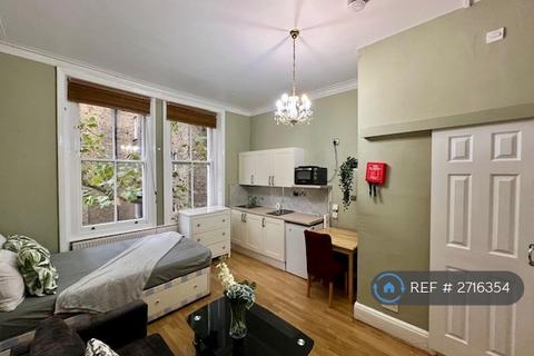 Studio to rent, Castletown Road, London, W14