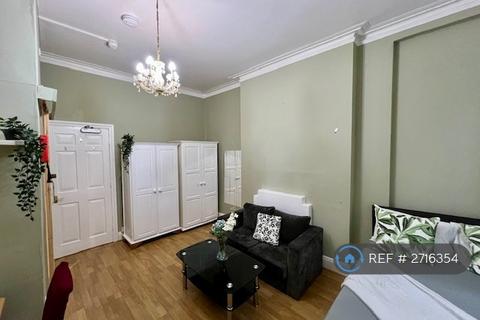 Studio to rent, Castletown Road, London, W14