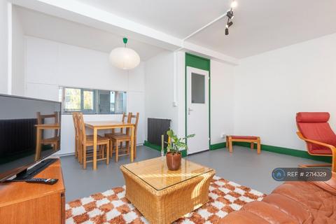 3 bedroom flat to rent, Harold House, London, E2