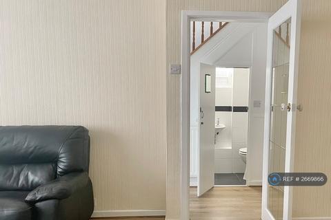 3 bedroom semi-detached house to rent, Elford Grove, Manchester, M18