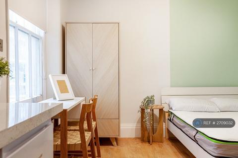 Studio to rent, Kensington Gardens Square, London, W2
