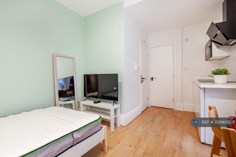 Studio to rent, Kensington Gardens Square, London, W2