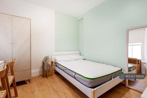 Studio to rent, Kensington Gardens Square, London, W2