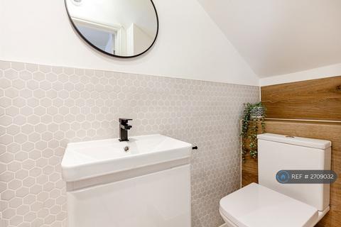 Studio to rent, Kensington Gardens Square, London, W2