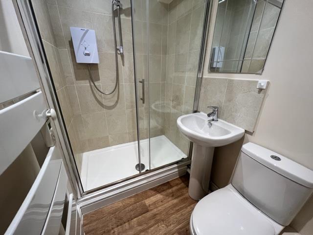 Flat 3, the engine shower room (1).jpg