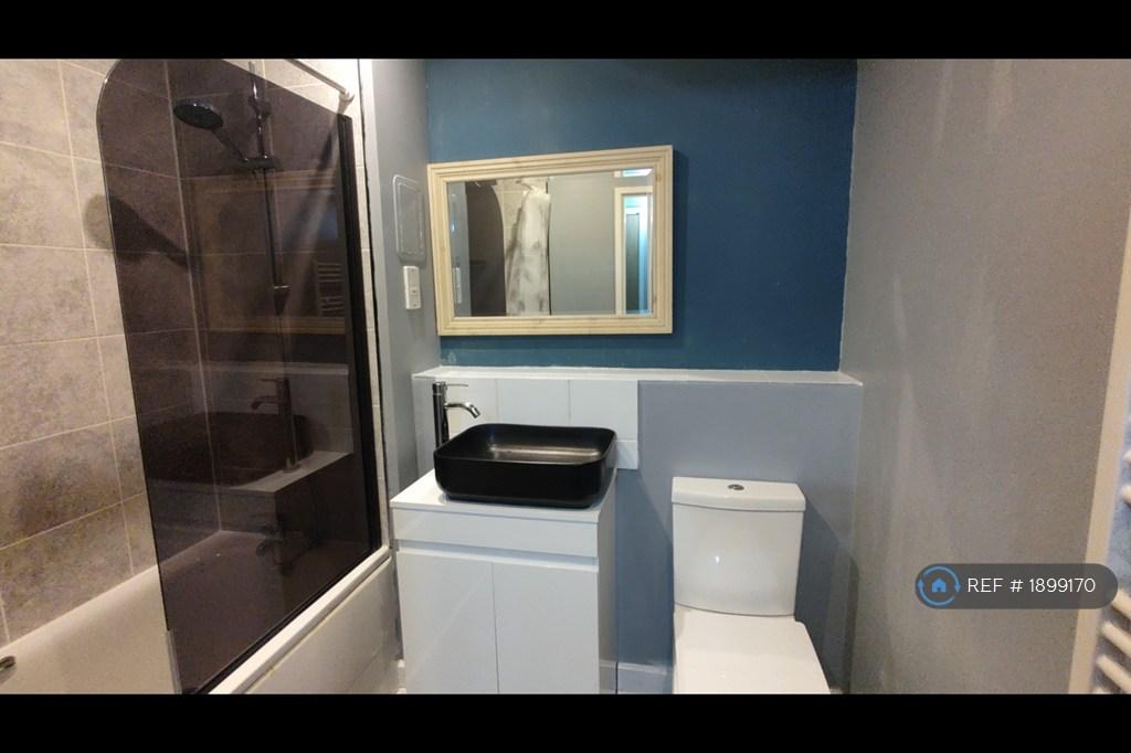 Family Bathroom-001