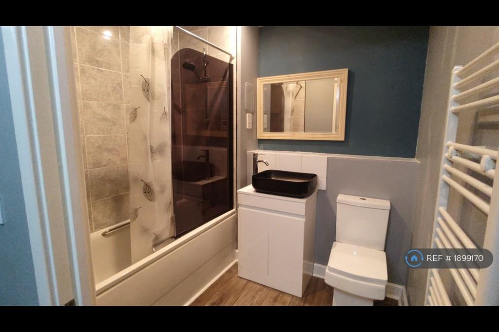 Family Bathroom-002