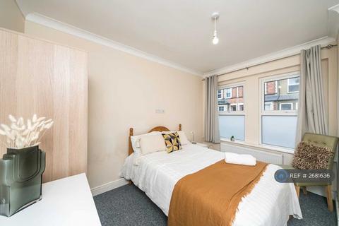 4 bedroom terraced house to rent, Pitcroft Avenue, Reading, RG6