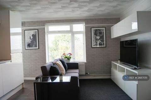 1 bedroom in a flat share to rent, Temeraire Manor, Gillingham, ME7