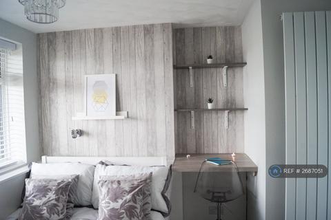 1 bedroom in a flat share to rent, Temeraire Manor, Gillingham, ME7