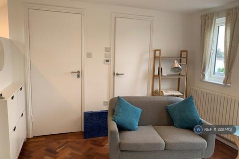 Studio to rent, Melbourne Avenue, London, N13