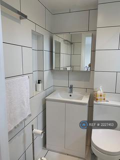 Studio to rent, Melbourne Avenue, London, N13