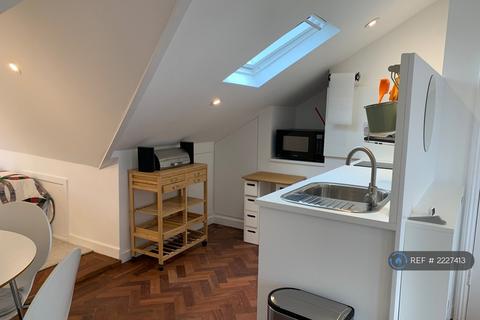 Studio to rent, Melbourne Avenue, London, N13