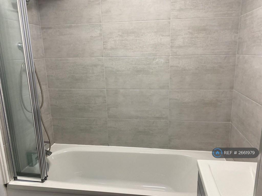 Bath With Shower And Folding Screen