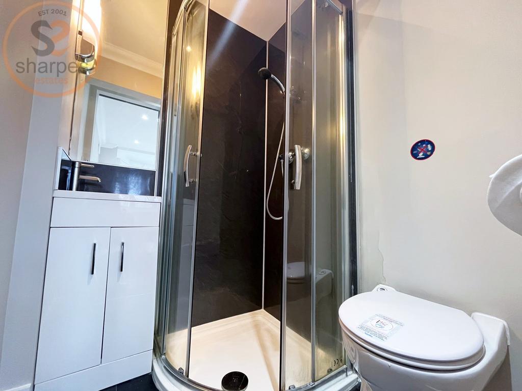 3. bathroom.jpeg