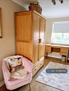 1 bedroom in a house share to rent, Navarre Gardens, Romford, RM5