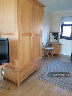1 bedroom in a house share to rent, Navarre Gardens, Romford, RM5