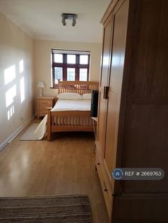 1 bedroom in a house share to rent, Navarre Gardens, Romford, RM5