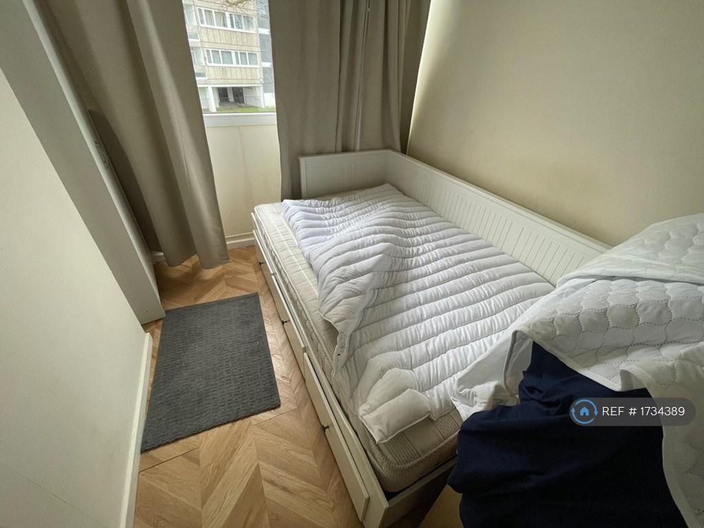 Front Upstairs Double. Extending Bed