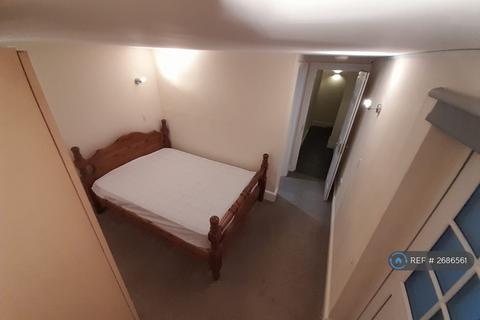 1 bedroom in a flat share to rent, Babbacombe Road, Torquay, TQ1