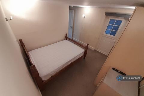 1 bedroom in a flat share to rent, Babbacombe Road, Torquay, TQ1
