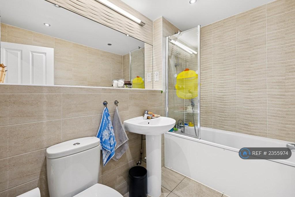 Main Bathroom (1st Floor)