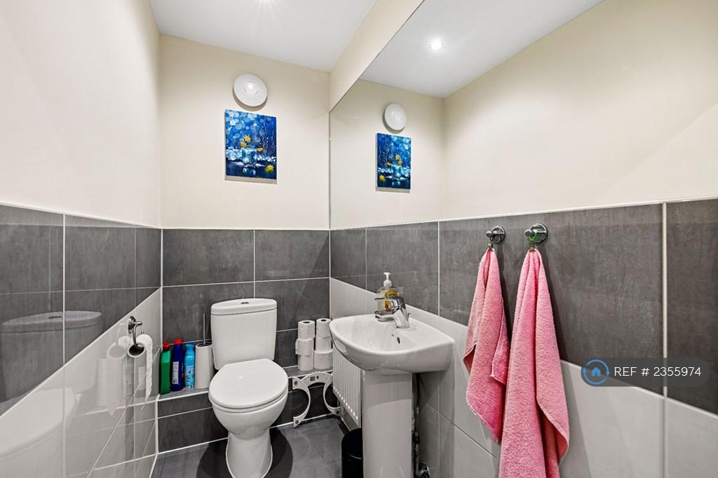 Toilet (Ground Floor)