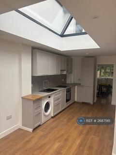 3 bedroom semi-detached house to rent, Farleigh Road, Warlingham, CR6