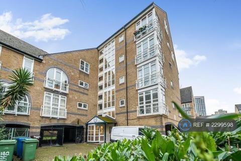 1 bedroom in a flat share to rent, Derwent Court, London, SE16