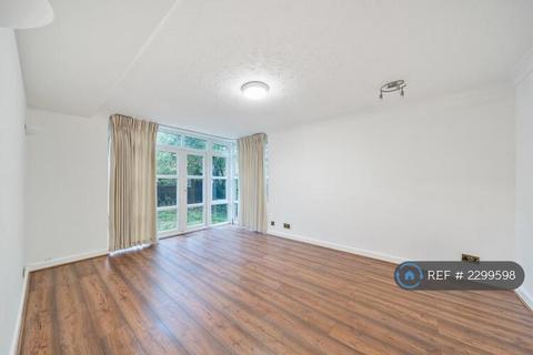 1 bedroom in a flat share to rent, Derwent Court, London, SE16