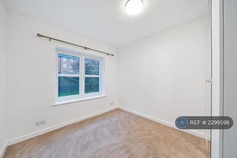 1 bedroom in a flat share to rent, Derwent Court, London, SE16