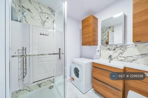1 bedroom in a flat share to rent, Derwent Court, London, SE16