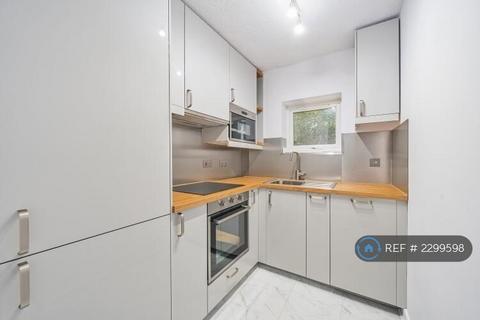 1 bedroom in a flat share to rent, Derwent Court, London, SE16