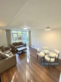 1 bedroom in a flat share to rent, Derwent Court, London, SE16