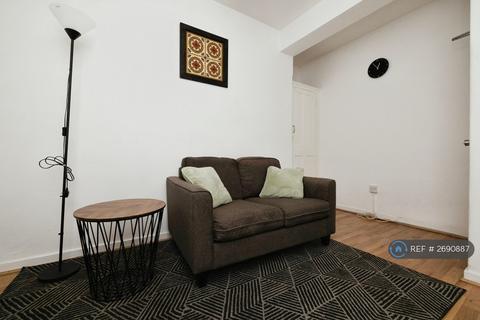 1 bedroom in a flat share to rent, Ashby House, London, SW9