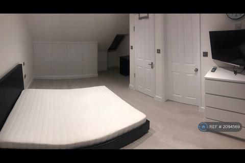 1 bedroom in a house share to rent, Abbotts Road, London, CR4