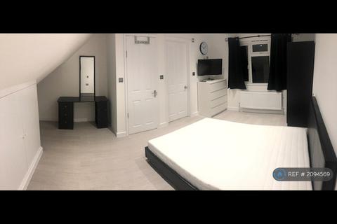 1 bedroom in a house share to rent, Abbotts Road, London, CR4