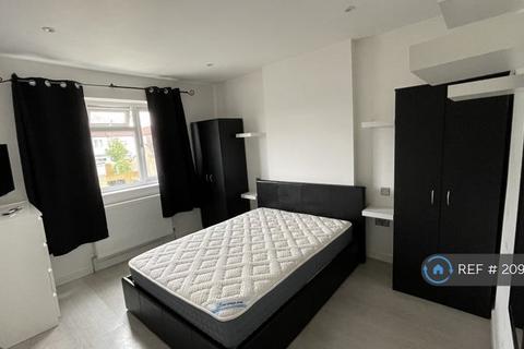 1 bedroom in a house share to rent, Abbotts Road, London, CR4